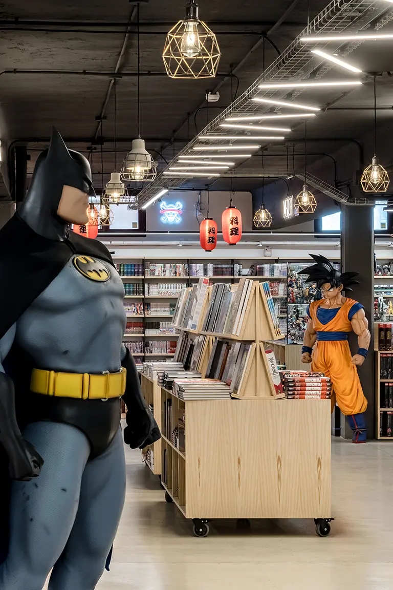 Expositores para tienda de cómics TOMOS Y GRAPAS sección de superhéroes