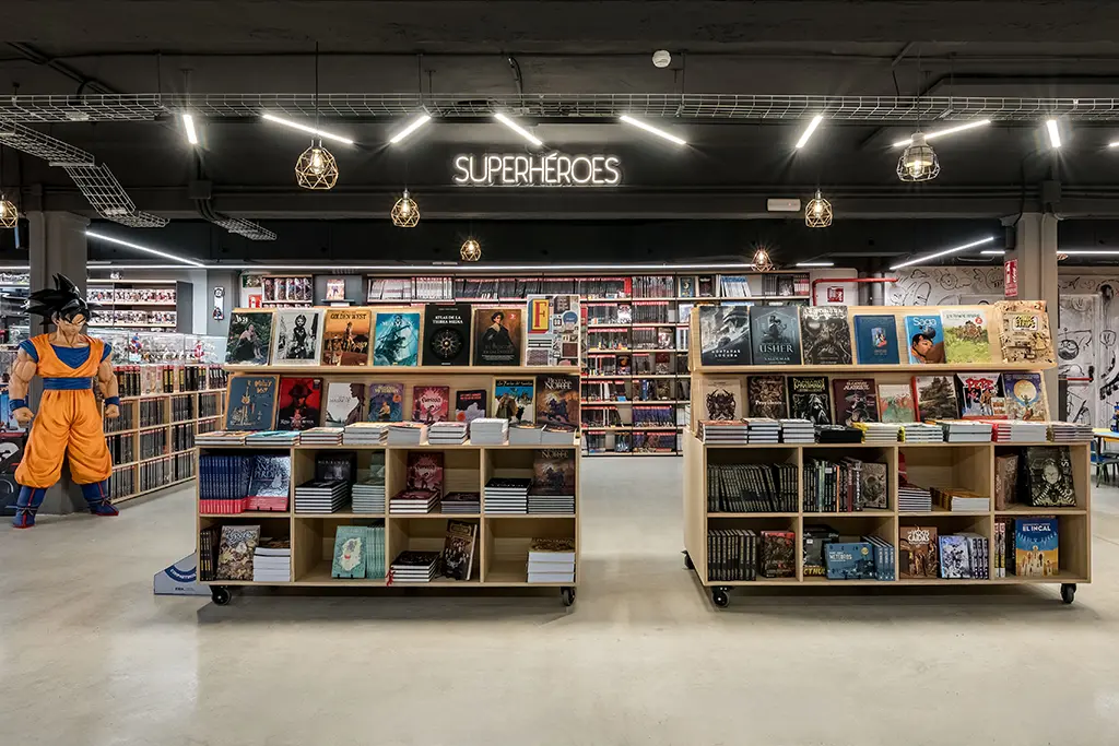 Expositores y góndolas de madera para tienda de cómics TOMOS Y GRAPAS