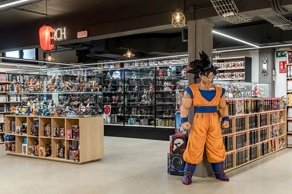 Librerías y vitrinas a medida para la sección de Merchandising en TOMOS Y GRAPAS