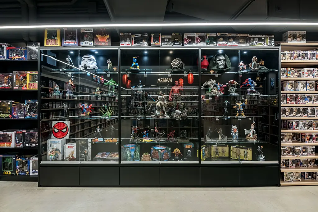 Expositores de merchandising con puertas de vidrio para tienda TOMOS Y GRAPAS