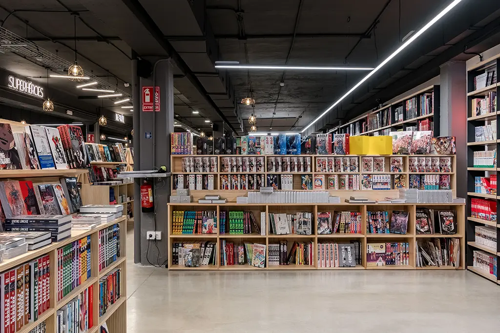 Mobiliario comercial a medida para tienda de cómics Tomos y Grapas