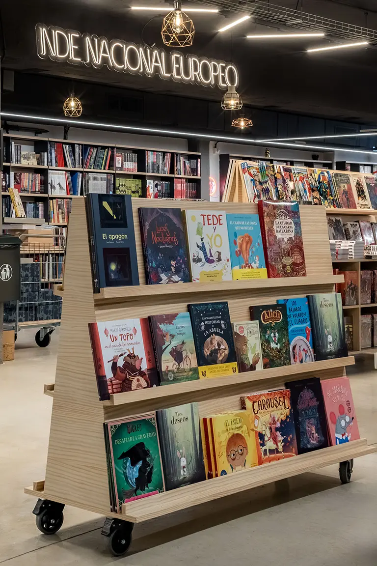 Expositor de cómics para Tomos y Grapas en Madrid