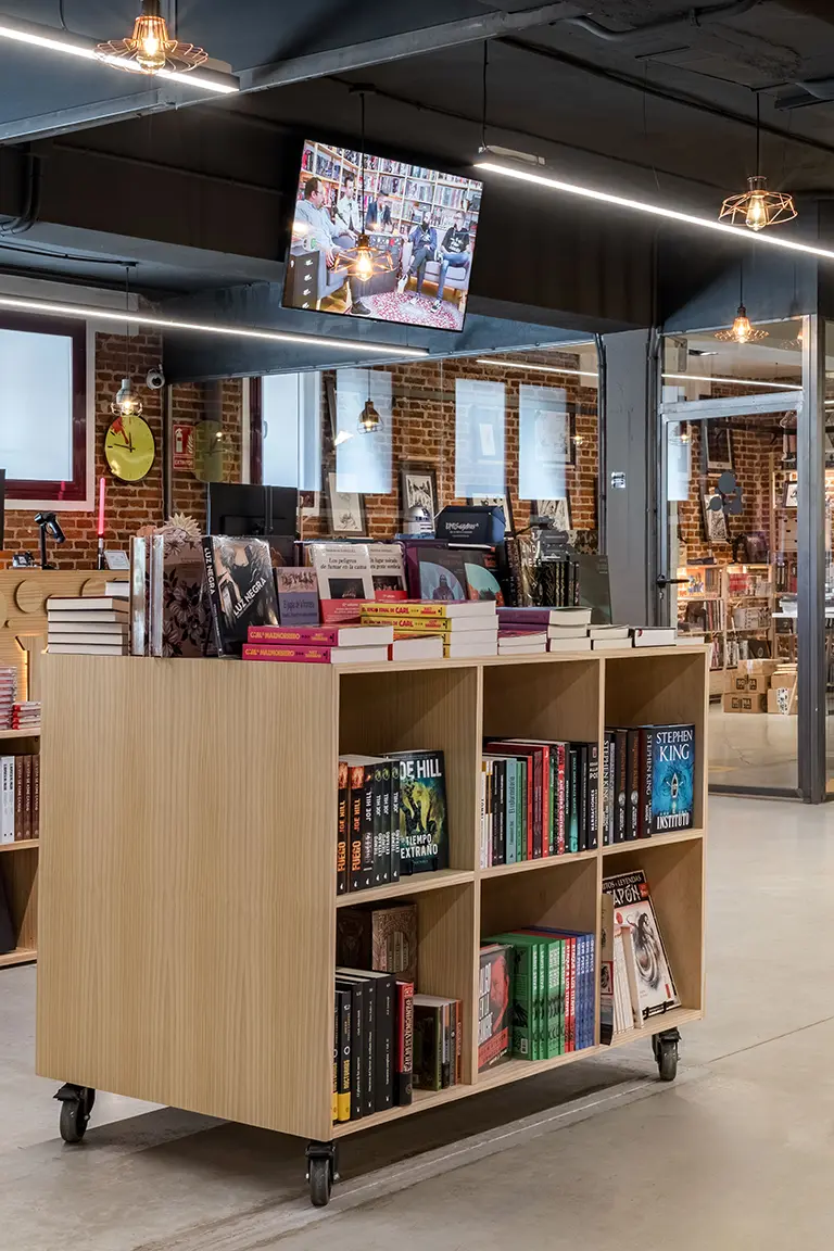 Góndola de madera a medida para tienda de cómics Tomos y Grapas