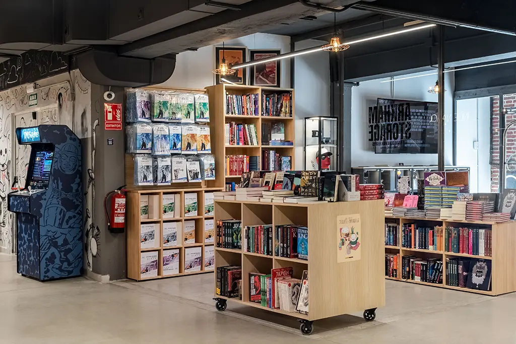 Expositores de libros y cómics para tienda Tomos y Grapas en Madrid
