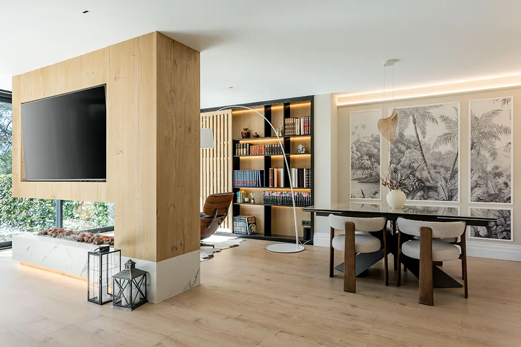 Salón comedor Conjunto de salón en madera con librería, mueble para tv y chimenea
