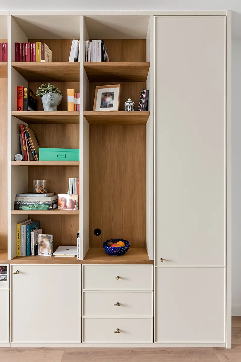 Módulos de almacenamiento con puertas lacadas en blanco