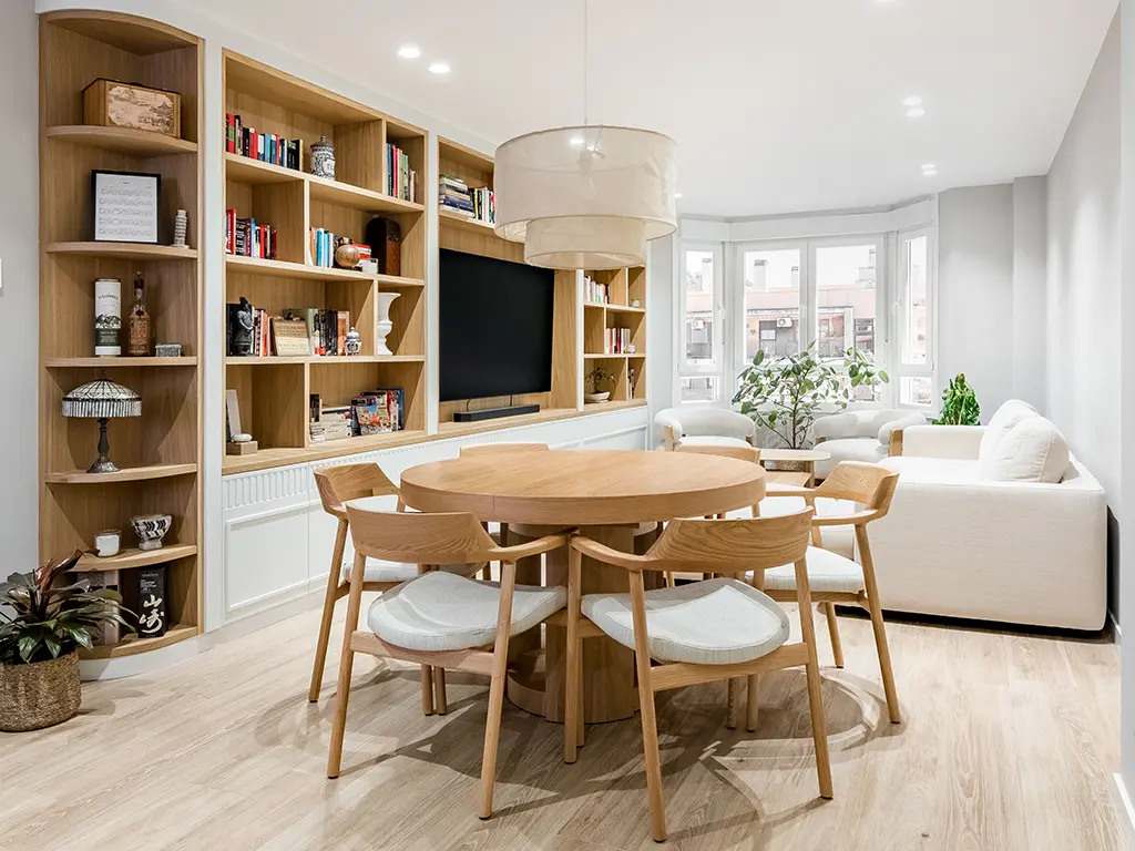 Librería a medida para salón estilo clásico blanco y madera