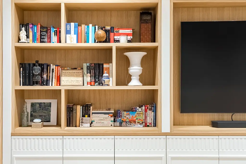 Conjunto de salón en madera con librería, mueble para tv y chimenea