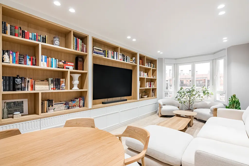 Librería clásica en salón con mirador semicircular