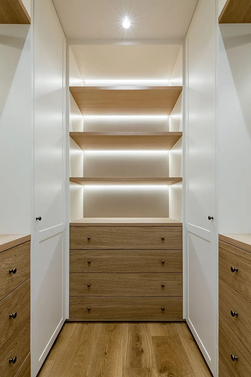 Vestidor con estructura blanca y cajones en roble