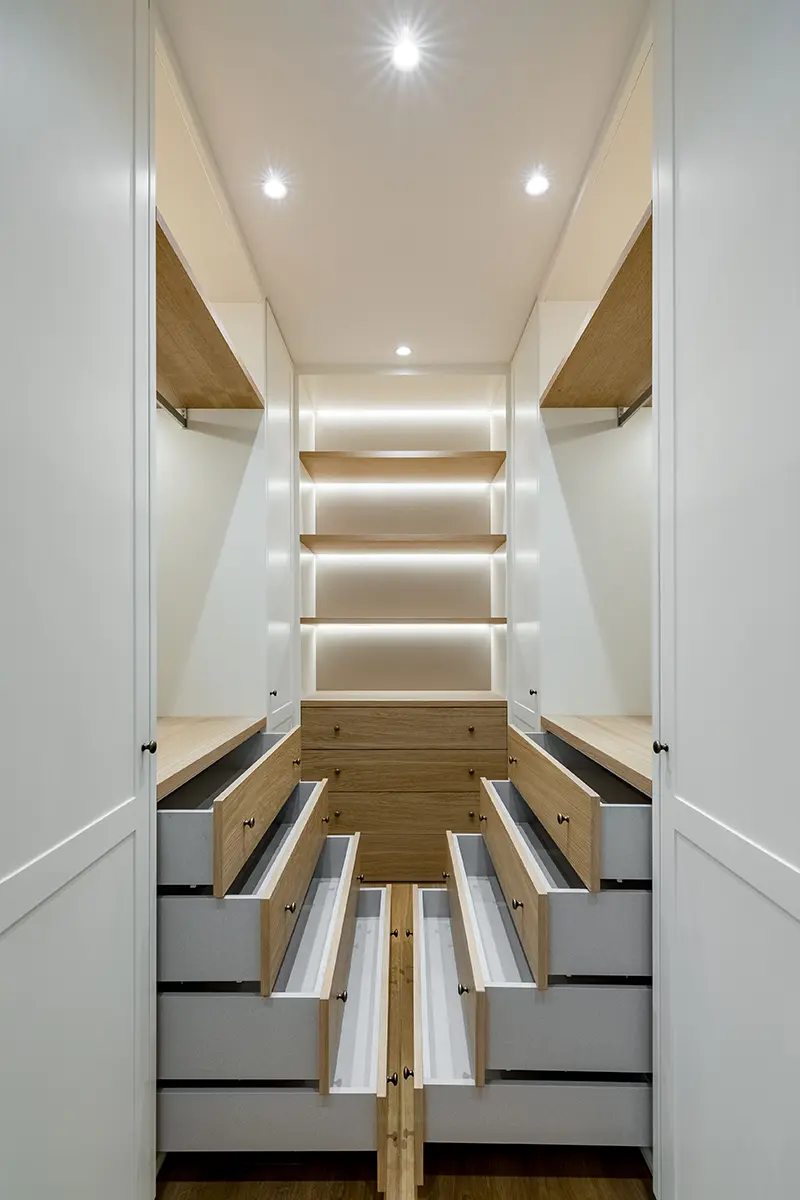 Cajones con estructura lacado blanco y frente en roble